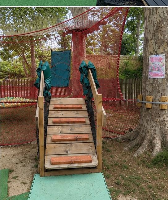 Petit pont d'accès à la zone enfants